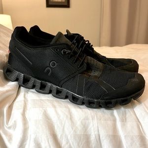 ON running black women’s size 8 tennis shoes